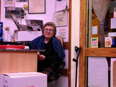 A dargli manforte ci sono per� Anna, la 75enne moglie seduta alla cassa...